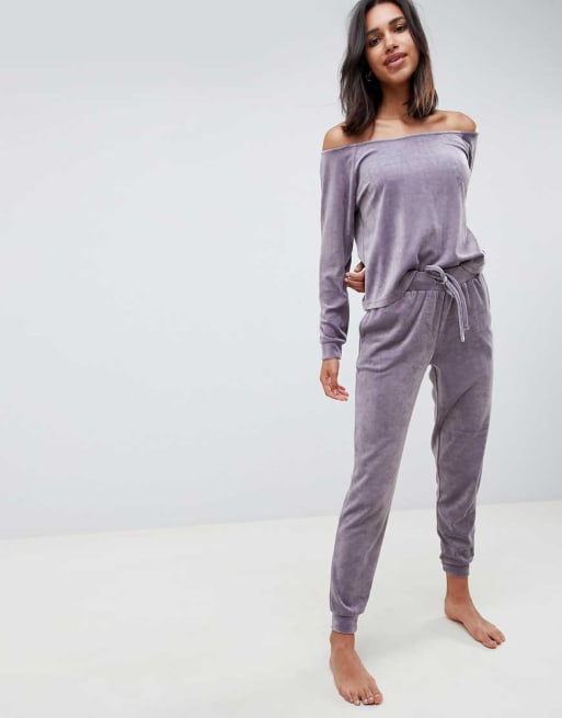 ASOS DESIGN – Lounge-Set aus Velours mit schulterfreiem Sweatshirt und Jogginghose