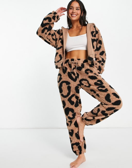 ASOS DESIGN – Mixa & matcha – Brunt, djurmönstrat set i teddy