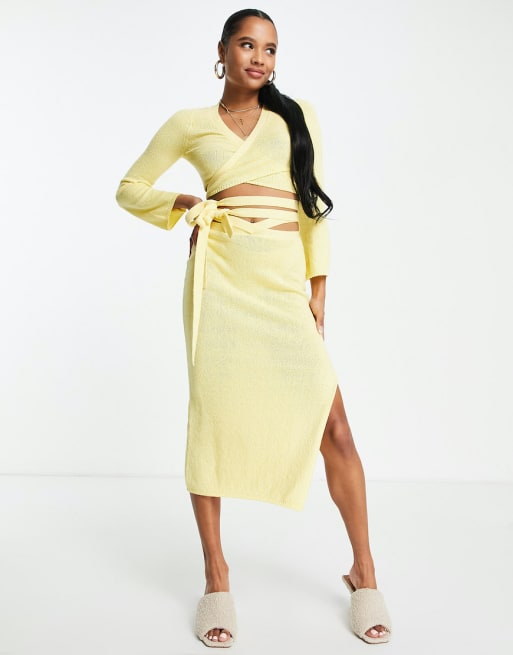 ASOS DESIGN Petite - Coordinato in maglia con top avvolgente e gonna midi allacciata in vita 
