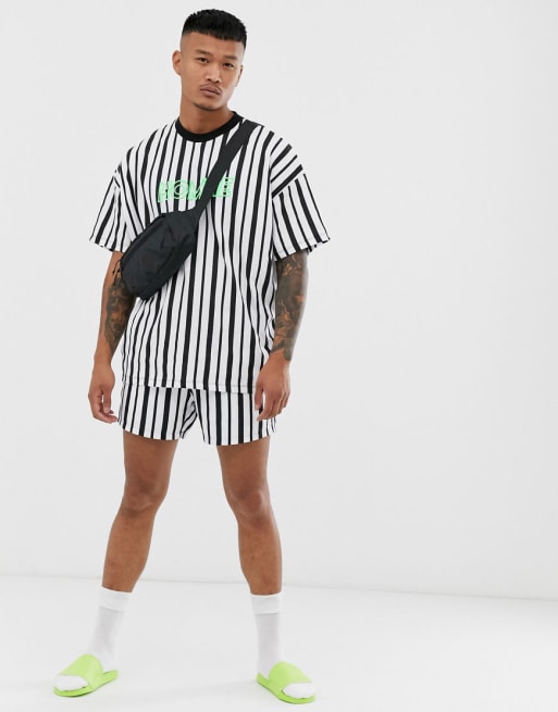ASOS DESIGN – Schwarz-weiß gestreiftes Set mit T-Shirt und Badeshorts