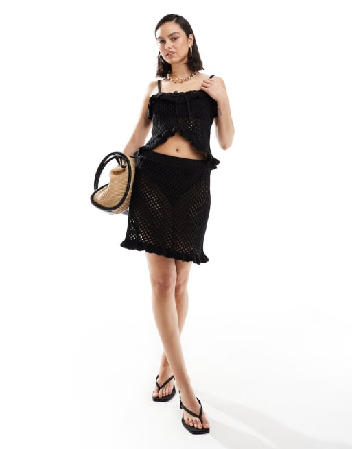 ASOS DESIGN – Set aus Häkelstrick mit Camisole-Oberteil mit Rüschen und Bindedetail und Minirock
