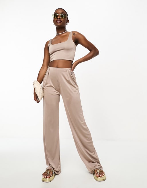 ASOS DESIGN – Set in Pilzbraun mit geschmeidigem Disco-Trägertop und Hose mit weitem Bein