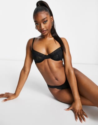 ASOS DESIGN - Skylar - Set met kanten beugel-bh en onderbroek met filament afwerking in zwart