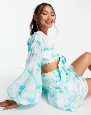ASOS DESIGN – Vitt, blommigt set med crop top med knytning framtill och blusärmar och vippiga shorts