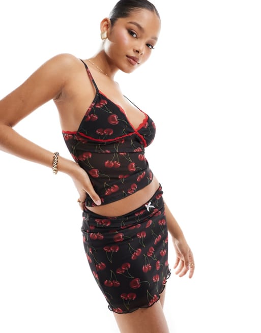 ASOS DESIGN – Wiśniowy siateczkowy zestaw: top na ramiączkach i spódnica mini