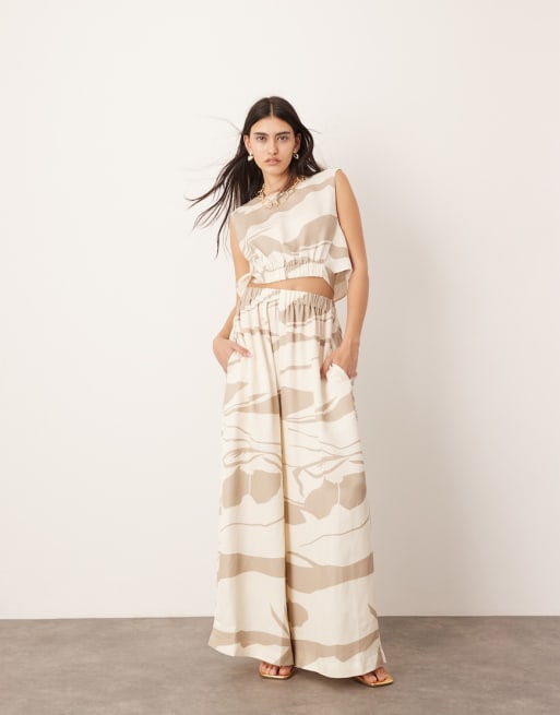 ASOS EDITION – Abstrakt mönstrat set med ärmlös crop top med fålldetalj och vida byxor