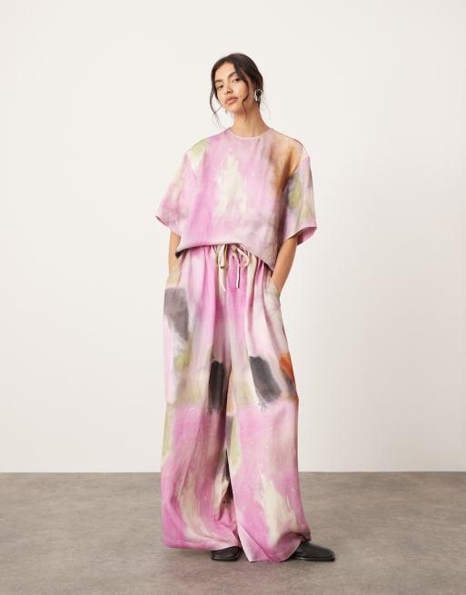 ASOS Edition - Co-ord set van satijn met top met korte mouwen en broek met wijde pijpen met felgekleurde waterverfprint