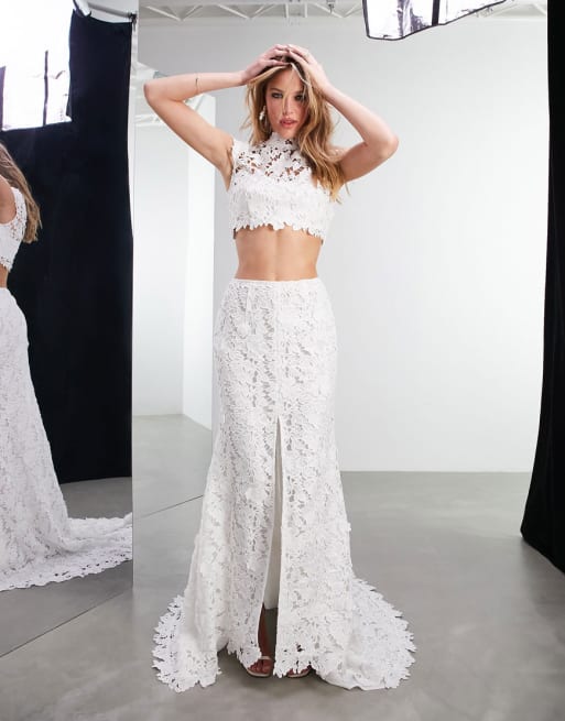 ASOS Edition - Coordinato con crop top e gonna in pizzo a fiori 3D color avorio