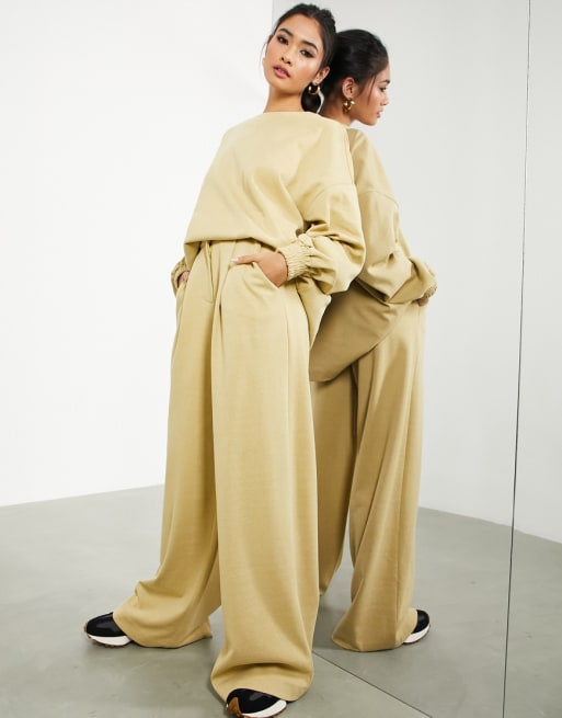 ASOS EDITION - Coordinato con top taglio lungo e pantaloni in jersey testurizzato color cammello