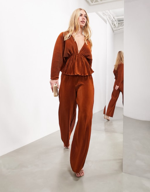 ASOS EDITION - Diepuitgesneden plissé top met volumineuze mouwen en broek in roestbruin