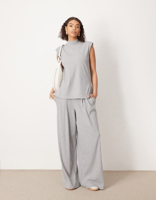 ASOS EDITION - Geribbelde top met lange pasvorm en schoudervullingen en broek van jersey in grijs