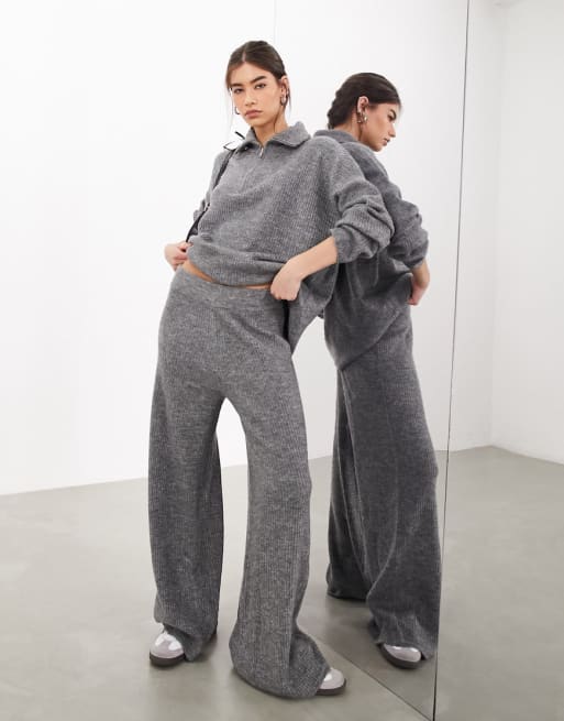 ASOS EDITION – Gerippter Strickpullover mit Reißverschluss und Hose mit weitem Bein in Hellgrau