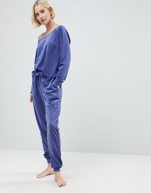ASOS LOUNGE - Ensemble sweat à épaules dénudées et pantalon de jogging en velours - Bleu