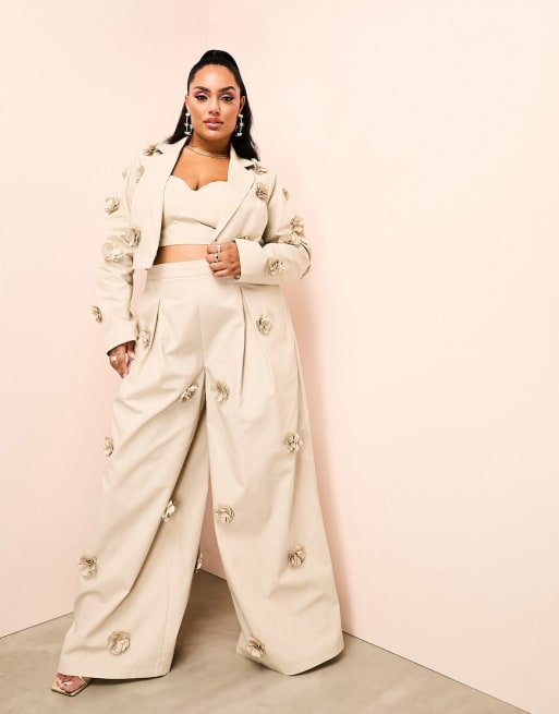 ASOS LUXE Curve - 3-delige set met bralette, blazer en broek in stone met 3D bloemen