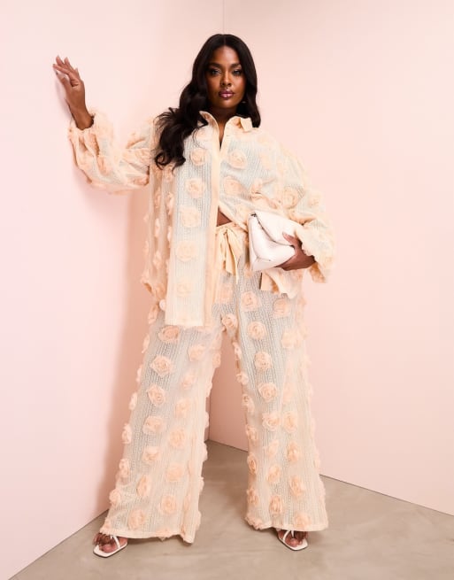 ASOS LUXE Curve - Gehaakte strandbroek en overhemd met 3D bloemen in crème