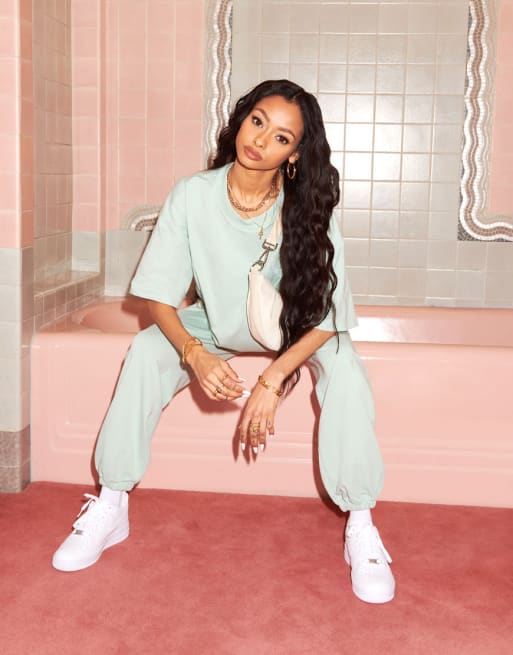 ASOS Weekend Collective - Coordinato in colore pastello con logo ricamato 