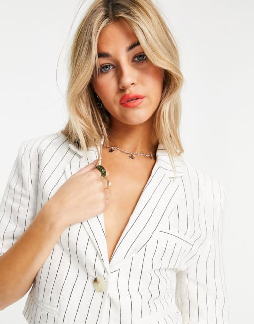 Bershka – Biały zestaw w prążki: marynarka z krótkim rękawem i spodnie z szerokimi nogawkami