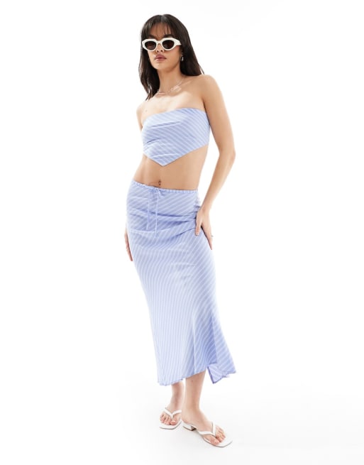 Bershka – Blau gestreiftes Set aus Rock und Oberteil mit V-Saum