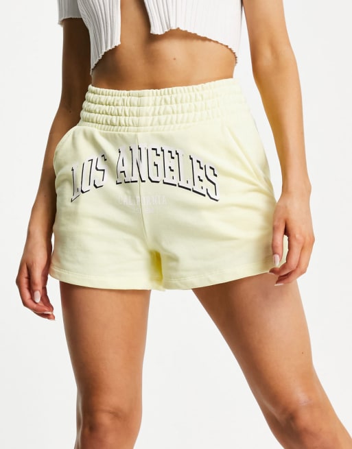Bershka - Coordinato con felpa con cappuccio senza maniche e pantaloncini da corsa, colore giallo