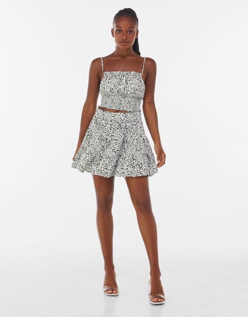 Bershka - Cropped camitop en rok met bloemenprint in zwart, co-ord set