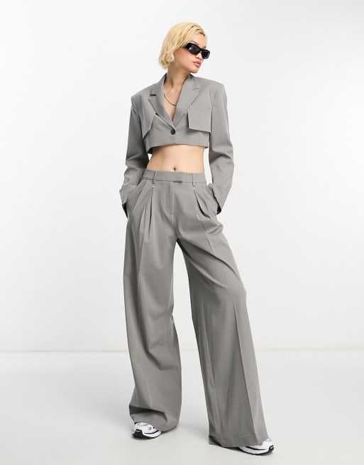 Este pantalón jogger de Bershka queda top con una blazer oversize