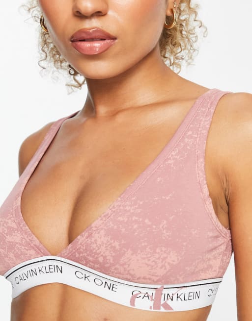 Calvin Klein – CK One – Biustonosz z trójkątnymi miseczkami i stringi – zestaw w kolorze winogronowym