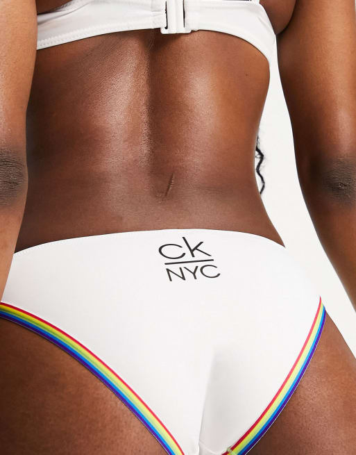 Calvin Klein - Witte bikini met regenboograndje