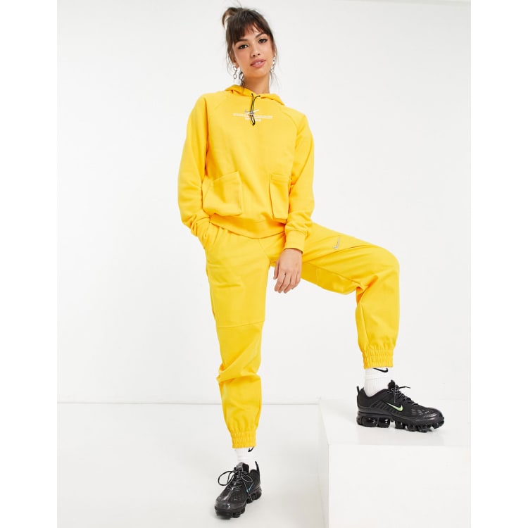 Ch ndal amarillo dorado de punto con logo de Nike ASOS