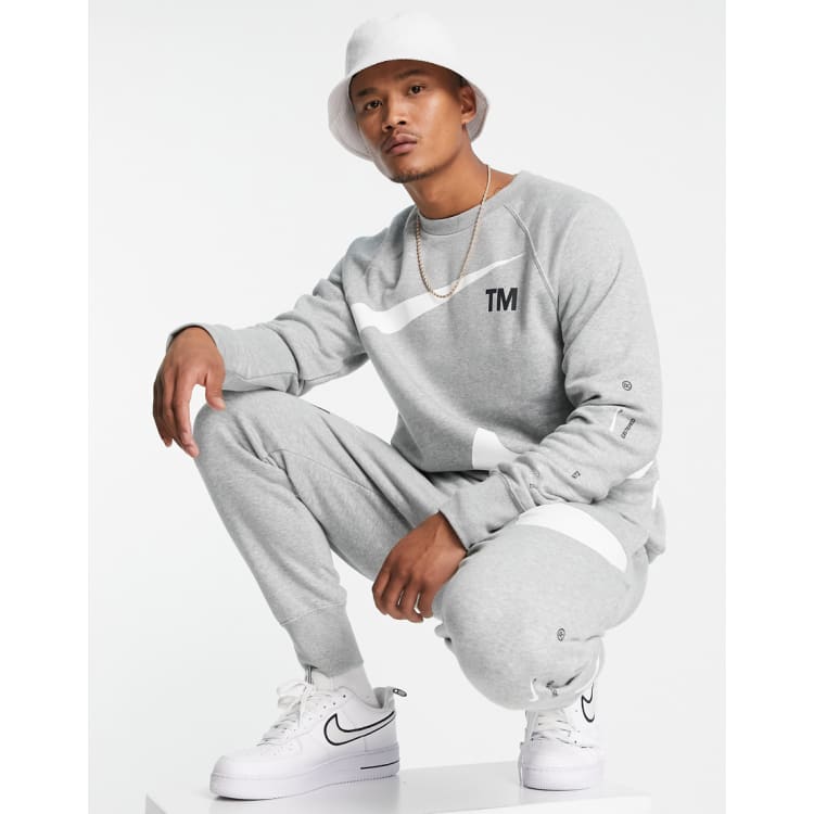 Rugido Noveno Desgracia Chándal gris y blanco con logo de felpa Swoosh de Nike | ASOS