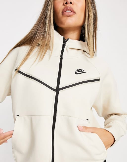 Mancha Multitud Prominente Chándal técnico color crema con puños ajustados de polar de Nike | ASOS