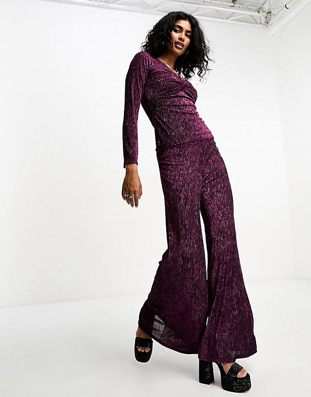 Closet London - metallic plisse blouse and wide leg trouser co-ord in raspberry