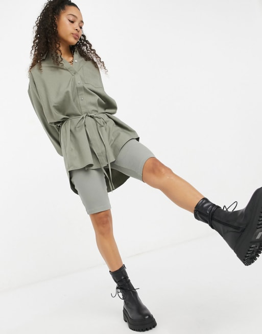 COLLUSION - Camicia oversize con allacciatura sul retro e pantaloni grigio talpa gessato