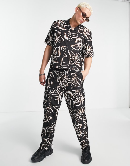 COLLUSION - Coordinato con camicia con rever e pantaloni stile y2k in nylon con stampa candeggiata