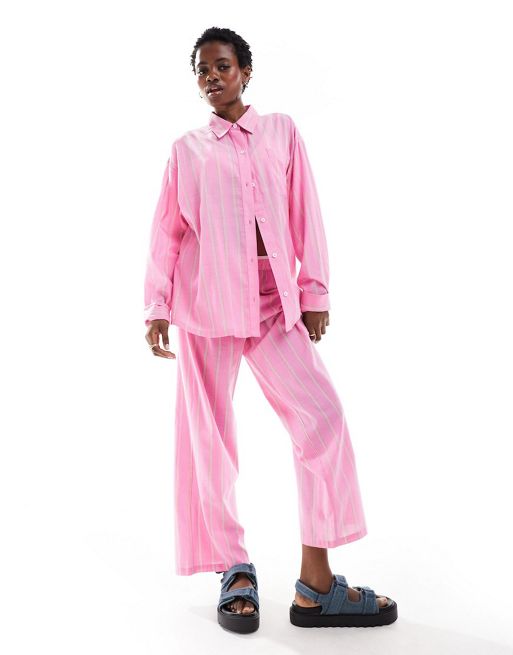 COLLUSION - Gestreepte linnen strandset met overhemd en broek in roze