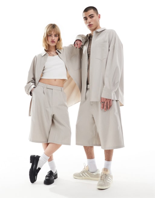 COLLUSION Unisex - Co-ord set van elegant oversized overhemd en short in zandkleur met krijtstreep