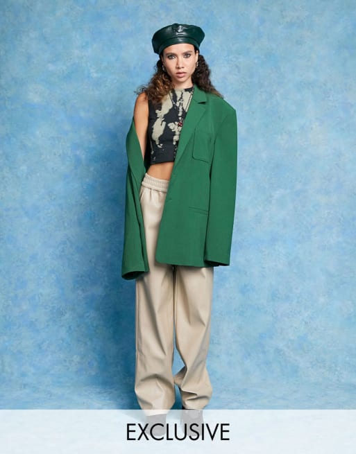 COLLUSION Unisex - Coordinato con blazer dad e basco in ecopelle PU, colore verde