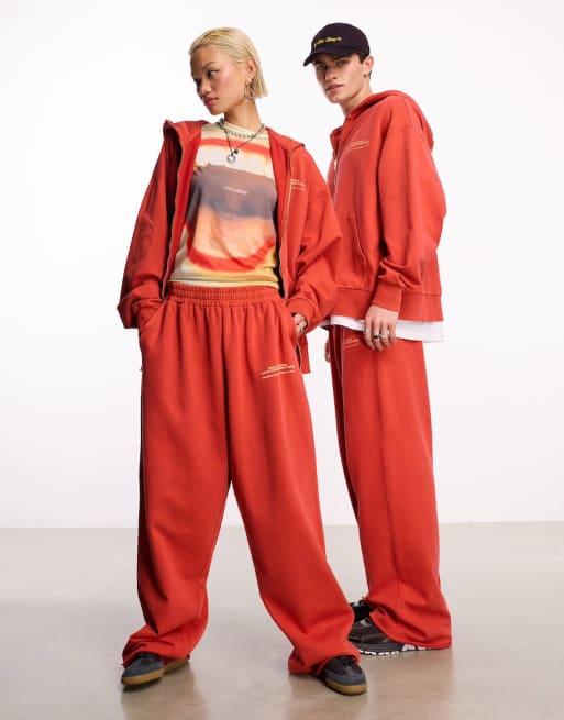 COLLUSION Unisex – STUDIOS – Set mit Kapuzenpullover und Jogginghose in gebranntem, verwaschenem Rot