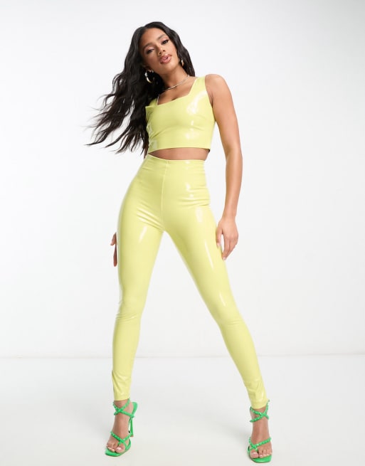 Commando – Set aus kurzem Oberteil und Leggings in pastellgelber Lacklederoptik