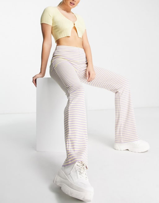 Conjunto a rayas amarillas y lilas de pantalones de campana y camiseta con cuello ancho de Pieces