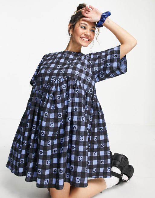 Conjunto azul estampado a cuadros vichy de vestido corto amplio y mascarilla de sirsaca de COLLUSION