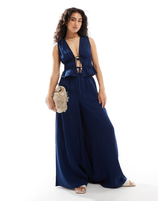 Conjunto azul oscuro de pantalones tipo vaqueros y chaleco con lazada delantera de Mango
