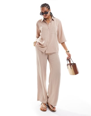 Conjunto beis a rayas de pantalones y camisa suelta de JDY