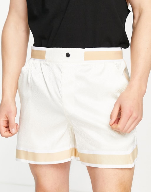 Conjunto blanco con estampado integral del logo y detalle de banda de SikSilk