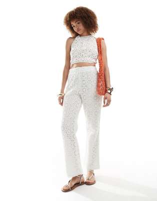 Conjunto blanco de pantalones y top con cuello halter de croché de Amy Lynn