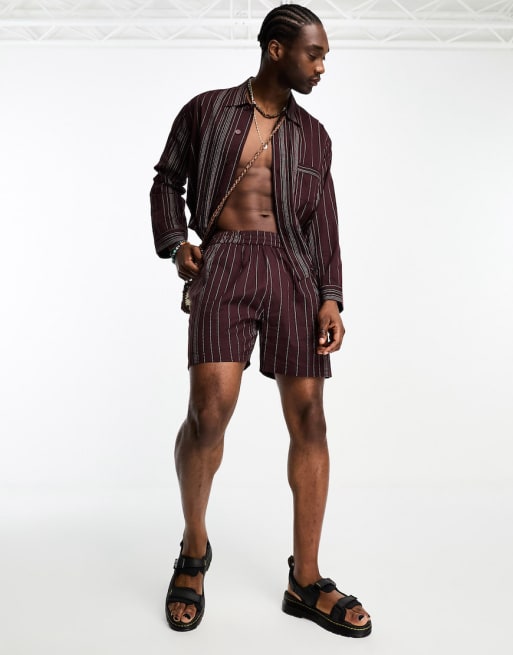 Conjunto burdeos veraniego de pantalones cortos con rayas bordadas de Reclaimed Vintage