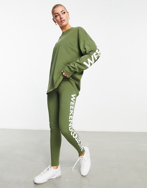 Conjunto caqui con estampado gráfico apilado en la espalda de ASOS Weekend Collective
