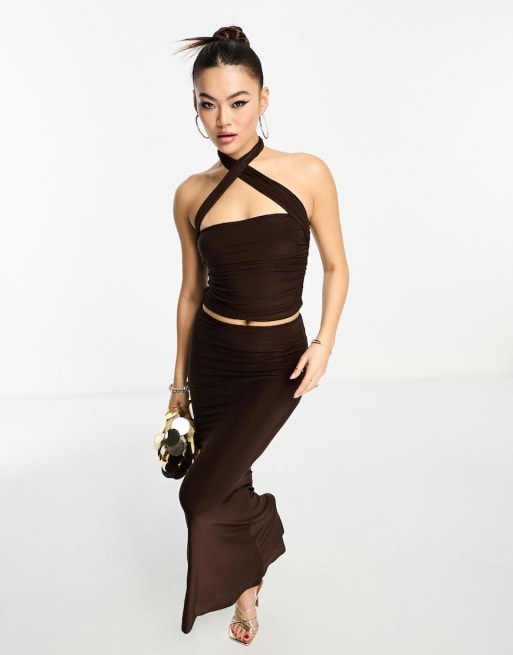 Conjunto color chocolate de top ceñido con cuello cruzado y falda midi de ASOS DESIGN
