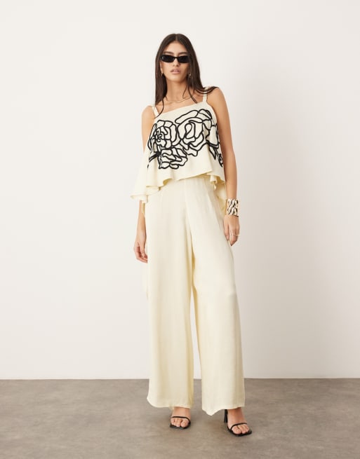 Conjunto color crema de pantalones y top de corte cuadrado con espalda al aire y bordado floral lineal de ASOS EDITION