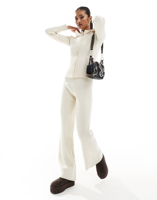 Conjunto color crema de sudadera con capucha y pantalones de pernera recta de punto de Fashionkilla