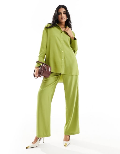 Conjunto color lima de camisa extragrande y pantalones de pernera ancha de satén de 4th & Reckless